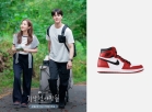 8 đôi giày thể thao cháy hàng vì loạt phim Hàn