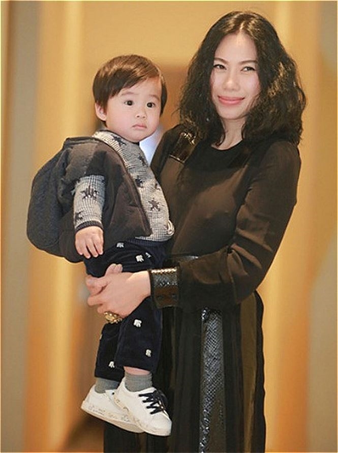  Đầu năm 2017, Tùng Dương mới chính thức công khai hình ảnh của vợ và con trai.