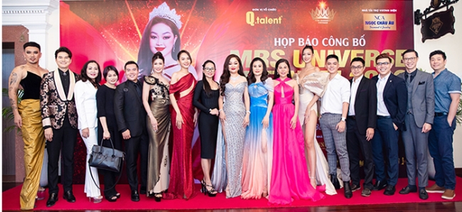 BTC Mrs Universe Việt Nam cùng các hoa hậu, doanh nhân và khách mời chụp ảnh lưu niệm cùng Hoàng Thanh Nga
